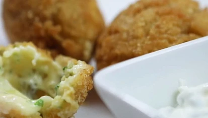 Smažené sýrové kuličky s papričkami jalapenos