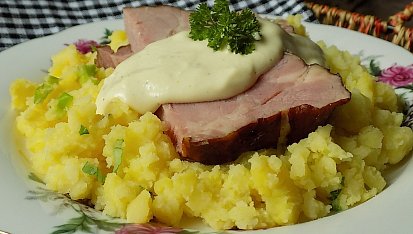 Šťouchané  brambory s uzeným masem a "voňavou" čepicí