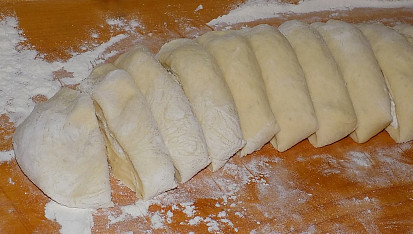Stříhaná tvarohová vánočka, nakrájíme na kolečka