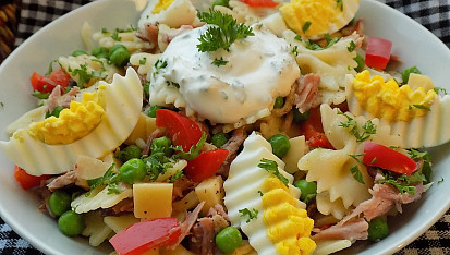 Těstovinový salát s uzeným masem a vejci