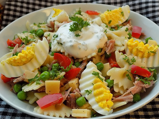 Těstovinový salát s uzeným masem a vejci