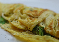 Vaječná omeleta se zeleným chřestem, ovčím sýrem a petrželkou