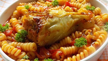 Zapékané papriky s těstovinami a omáčkou z jednoho pekáčku
