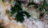Bramborový salát s okurkou a koprem