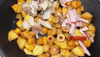 Brambory s rybičkami a olivami