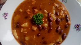 Fazolová polévka se slaninou