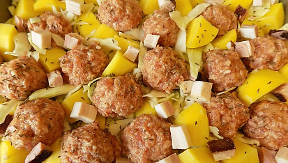 Hlávkové zelí, mleté kuličky a brambory v jednom pekáčku