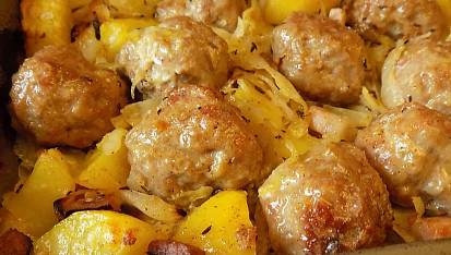 Hlávkové zelí, mleté kuličky a brambory v jednom pekáčku