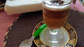 Káva Latté z granulovaného lecitinu, šlehaného mléka, rumu,skořice a Nescafé classic kávy