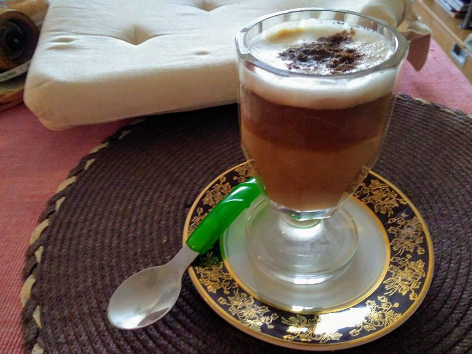 Káva Latté z granulovaného lecitinu, šlehaného mléka, rumu,skořice a Nescafé classic kávy