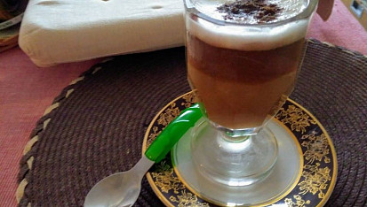 Káva Latté z granulovaného lecitinu, šlehaného mléka, rumu,skořice a Nescafé classic kávy
