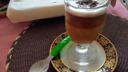 Káva Latté z granulovaného lecitinu, šlehaného mléka, rumu,skořice a Nescafé classic kávy