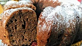 Ořechovo-jablečná bábovka s brusinkami