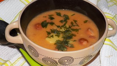 Polévka frankfurtská s párkem a bramborem