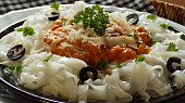 Rýžové nudle s rajčatovo-tuňákovou omáčkou