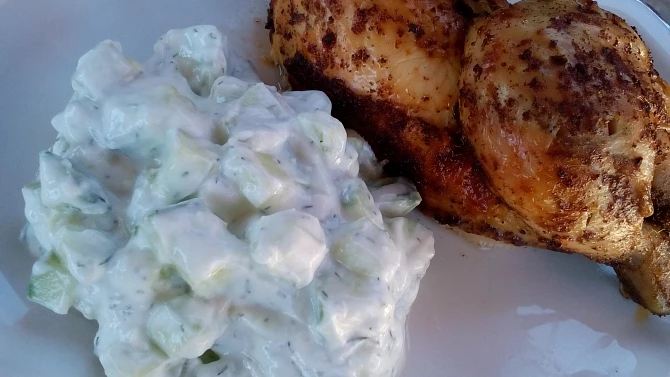 Skyr- okurkový salát