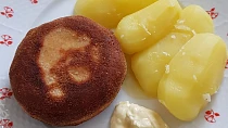 Smažený natur hermelín s brambory
