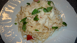Spaghetti pomodoro s česnekem, čerstvou bazalkou a parmazánem