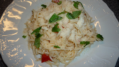 Spaghetti pomodoro s česnekem, čerstvou bazalkou a parmazánem