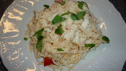 Spaghetti pomodoro s česnekem, čerstvou bazalkou a parmazánem