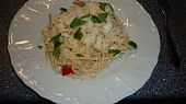 Spaghetti pomodoro s česnekem, čerstvou bazalkou a parmazánem