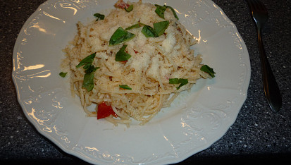 Spaghetti pomodoro s česnekem, čerstvou bazalkou a parmazánem
