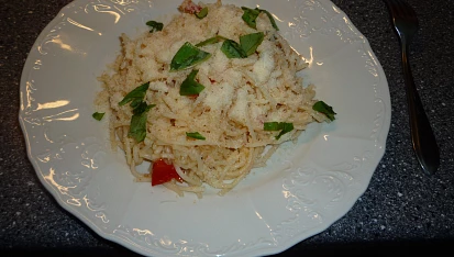 Spaghetti pomodoro s česnekem, čerstvou bazalkou a parmazánem
