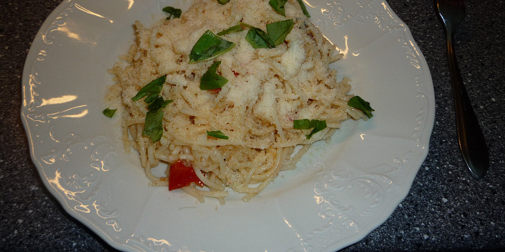 Spaghetti pomodoro s česnekem, čerstvou bazalkou a parmazánem