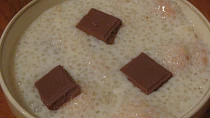 Tapiokový pudink s piškoty, ovocem a čokoládou