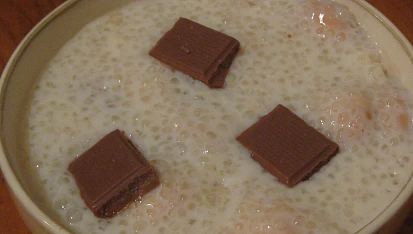 Tapiokový pudink s piškoty, ovocem a čokoládou