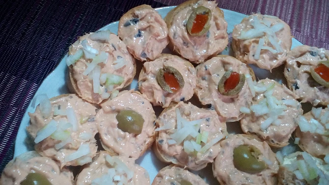 Tuňáková pomazánka s olivami na chlebíčky, jednohubky...