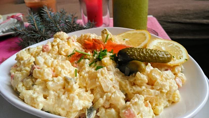 Bramborový salát  i na chlebíčky s řapíkatým celerem, jablky  a hráškem