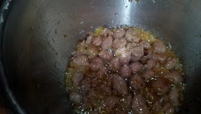 Gulášová polévka s vinnou klobásou