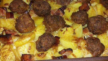 Hlávkové zelí, mleté kuličky a brambory v jednom pekáčku