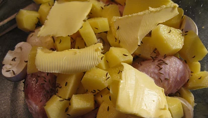 Kuřecí paličky pečené s brambory a žampiony v jednom pekáčku