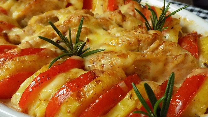 Kuřecí řízečky zapečené s rajčaty a bramborami