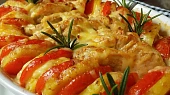 Kuřecí řízečky zapečené s rajčaty a bramborami