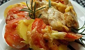 Kuřecí řízečky zapečené s rajčaty a bramborami
