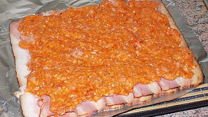 Pečená rolka ze slaniny, sýra a mletého masa
