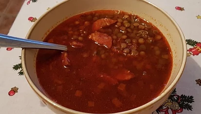 Pikantní čočková polévka s klobásou