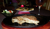 Rib eye steak na litinové pánvi (Rib eye steak na litinové pánvi.)