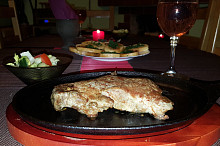 Rib eye steak na litinové pánvi.