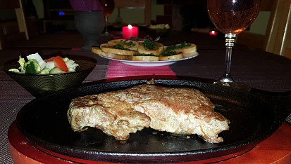 Rib eye steak na litinové pánvi, Rib eye steak na litinové pánvi.