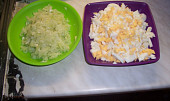 Severočeský  salát bramborový, drobně nasekaná cibulka a  vajíčka