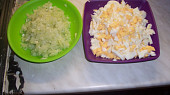Severočeský  salát bramborový, drobně nasekaná cibulka a  vajíčka