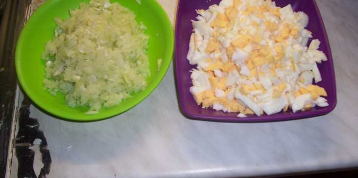 Severočeský  salát bramborový (drobně nasekaná cibulka a  vajíčka)