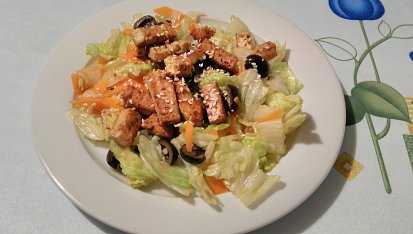 Tofu salát se sezamem