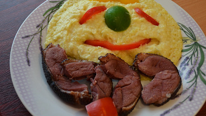 Uzené s vejci  s křenovou bramborovou kaší
