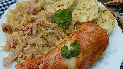 Uzená stehna pečená na slaninovém zelí a černém pivu