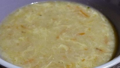 Vločková polévka se zeleninou a vejcem